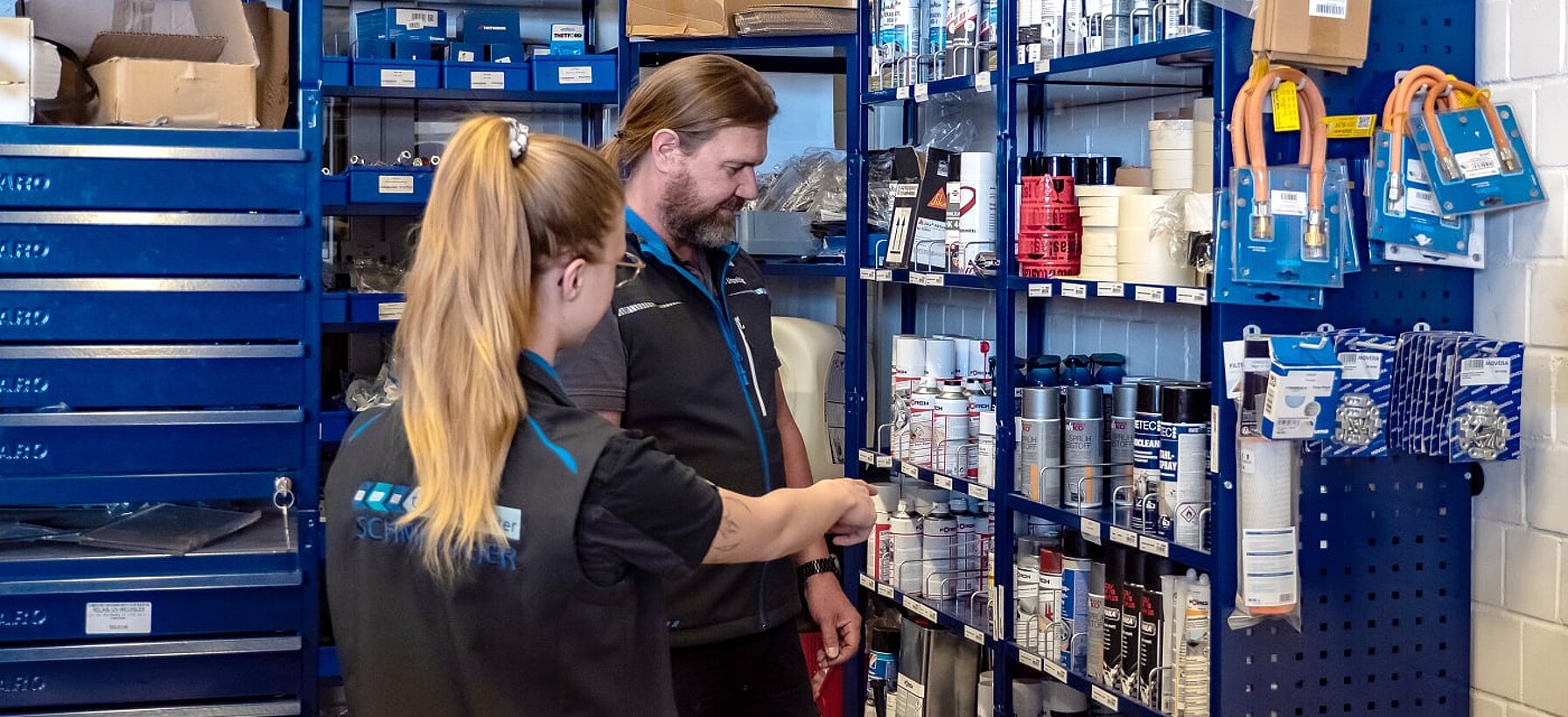 Zwei MitarbeiterInnen von Caravaning Center Schmidtmeier im Ersatzteillager